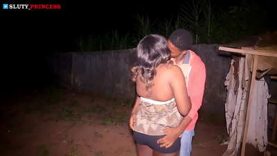 Straatromantiek en hete seks met een mollig meisje uit de club